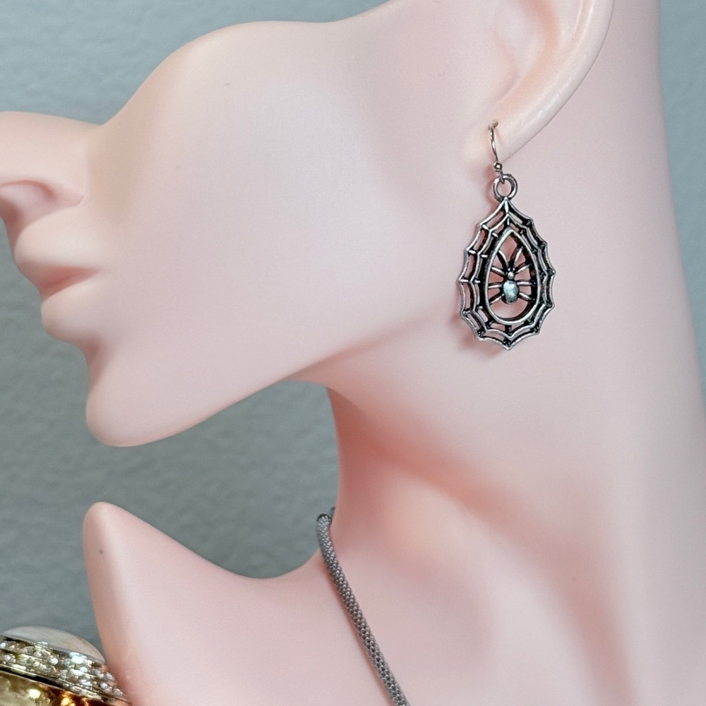 ⚜️🕷️Silver Spider Web Earrings 🕸️❤️‍🔥 - Picture 3 of 7